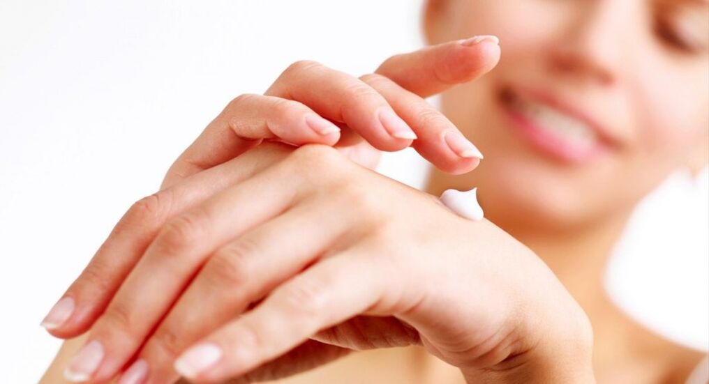 application of hand cream to rejuvenate the skin